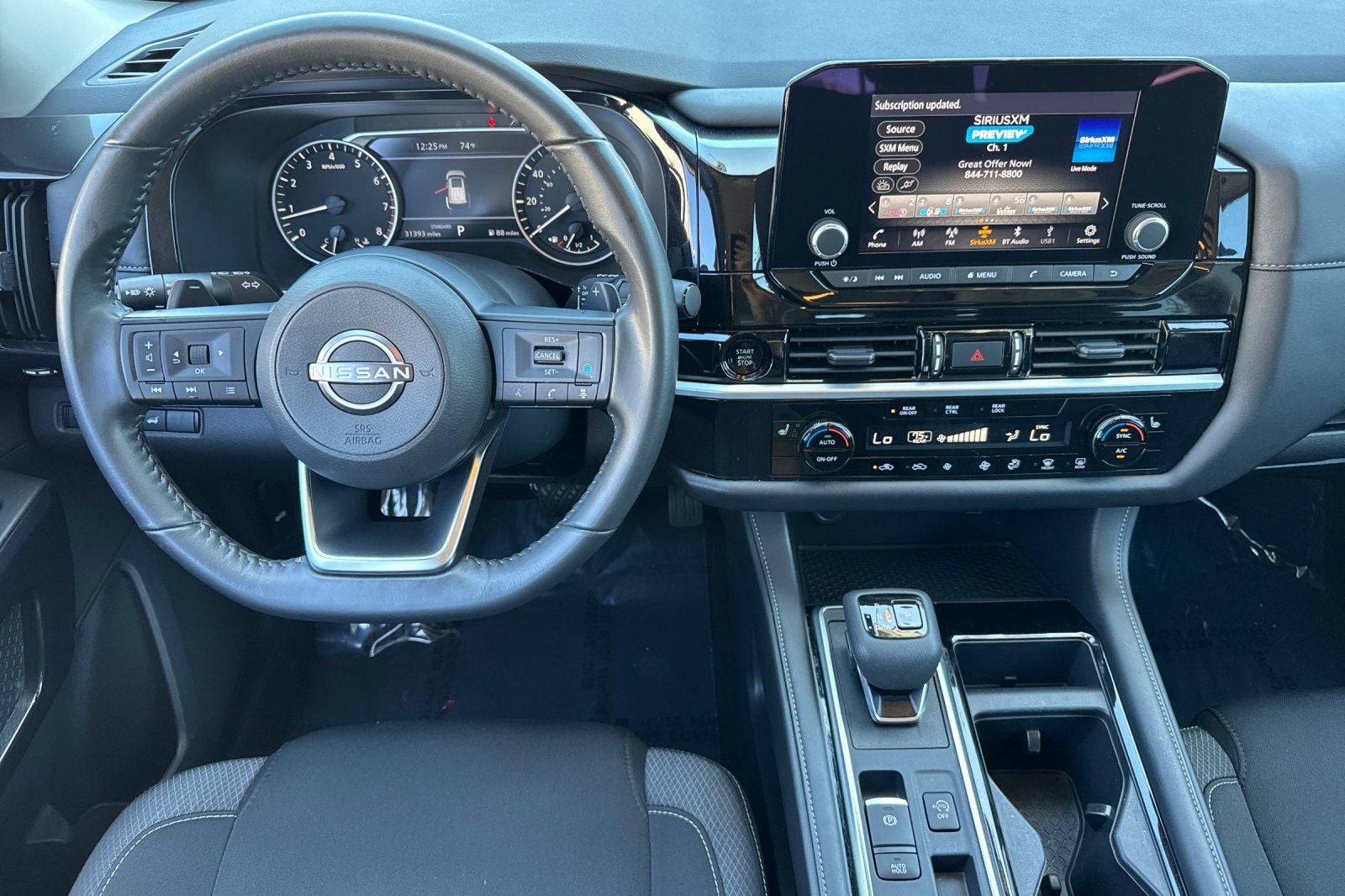 2025 Nissan Pathfinder SV